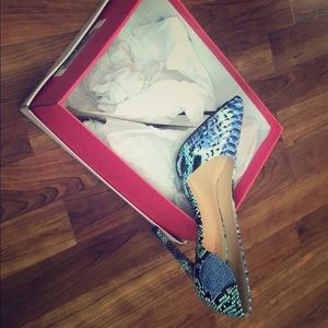 BRAND NEW, NEVER WORN BLUE Snake Skin Heels